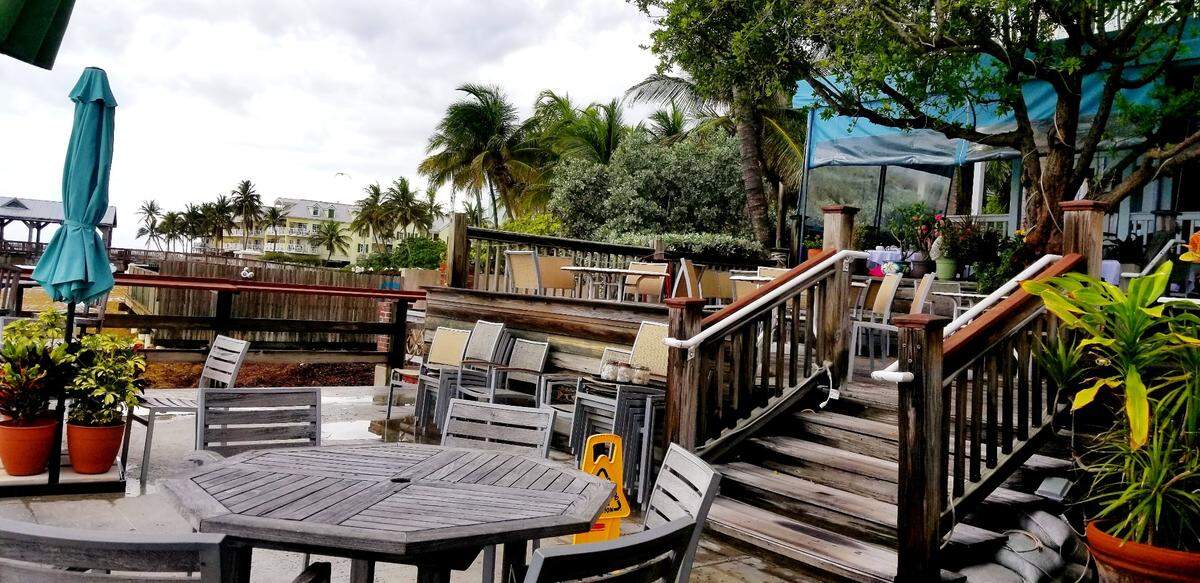 Louie's Backyard está entre los finalistas de una encuesta de los lectores sobre los mejores restaurantes de Cayo Hueso. Louie's cuenta con el Afterdeck Bar.