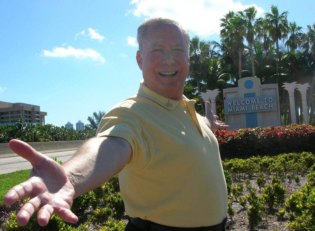 Miami Beach tourism director Michael Aller nicknamed, ‘Mr. Miami Beach,’ wanted everyone to visit the ‘Sun and Fun Capital of the World.’ Hard to tell what was more welcoming: Aller’s frequent smiles or the familiar Miami Beach sign off Alton Road near Mount Sinai Hospital in this June 25, 2006, photo.