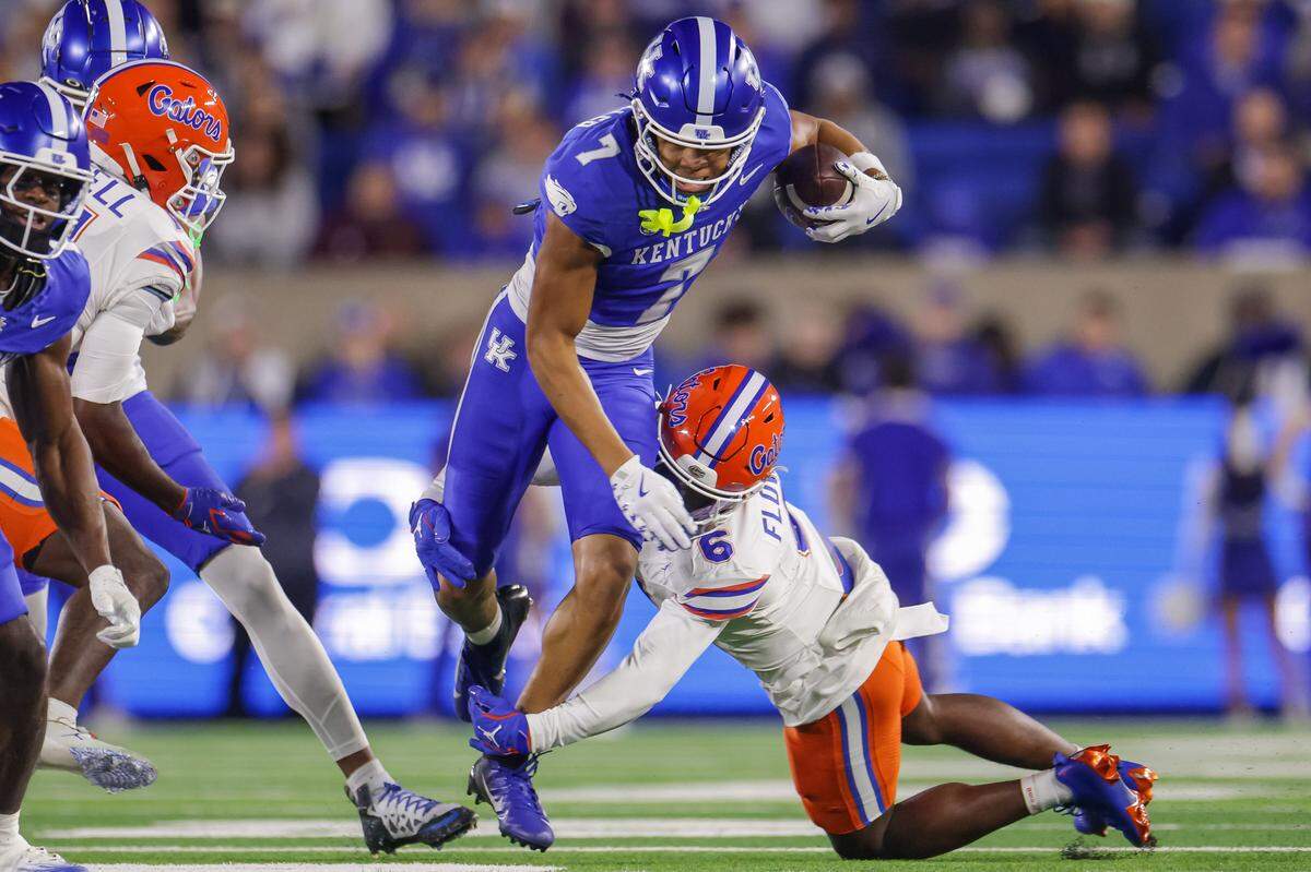 LEXINGTON, KENTUCKY - NOVEMBER 8: DJ Miller #7 of the Kentucky Wildcats runs the ball and is tackled by J'Vari Flowers #6 of the Florida Gators during the first half of the NCAA football game between the Florida Gators and Kentucky Wildcats at Kroger Field on November 8, 2025 in Lexington, Kentucky. (Photo by Michael Hickey/Getty Images)