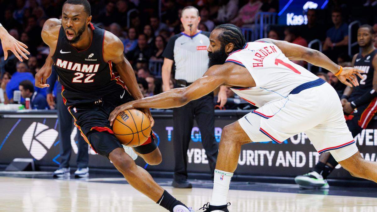 El defensa de los Clippers de Los Angeles, James Harden (der), le roba el balón al delantero del Heat, Andrew Wiggins, durante la segunda mitad del partido de la NBA celebrado 12 de marzo de 2025 en el Kaseya Center en Miami, Florida.