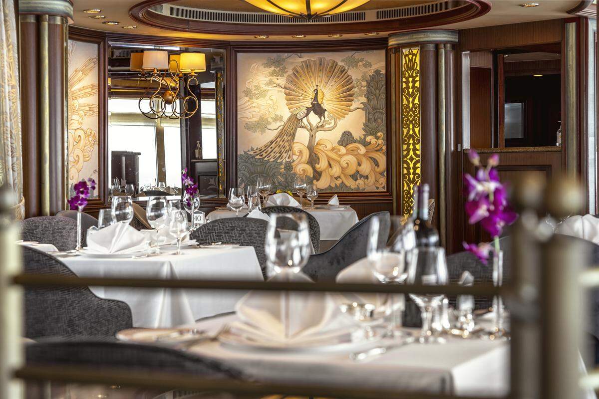 The Queens Grill restaurant on the Queen Elizabeth from Cunard.