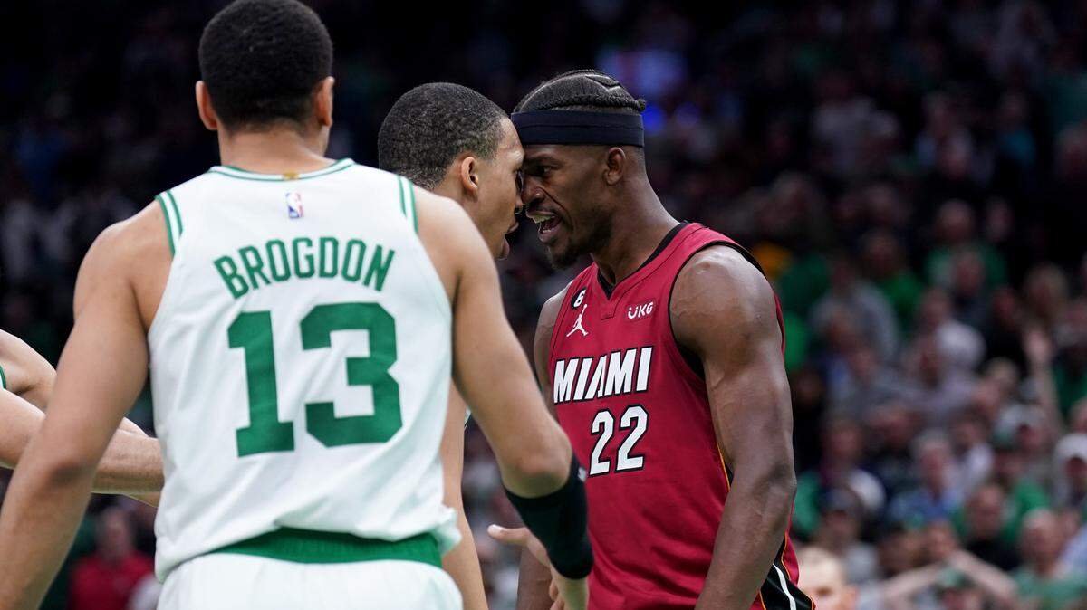 El alero de los Boston Celtics, Grant Williams (12) y el alero del Miami Heat, Jimmy Butler (22), reaccionan después de una jugada durante la segunda mitad del segundo juego de las Finales de la Conferencia Este para los playoffs de la NBA de 2023 en el TD Garden.