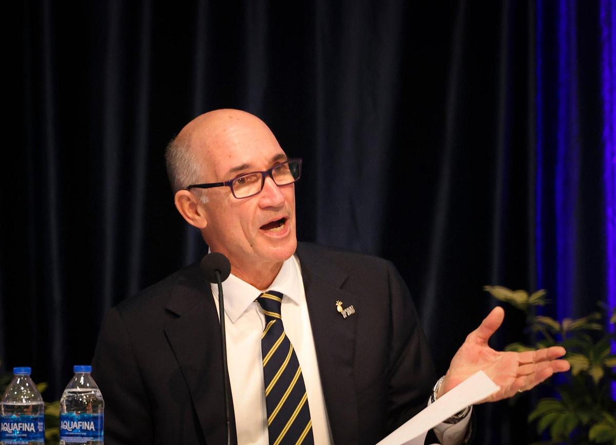 Kenneth Jessell, presidente de FIU, dijo que la nueva asociación entre esa universidad y Baptist Health South Florida ayudará a estudiantes y pacientes, y ampliará las investigaciones médicas. Alie Skowronski askowronski@miamiherald.com