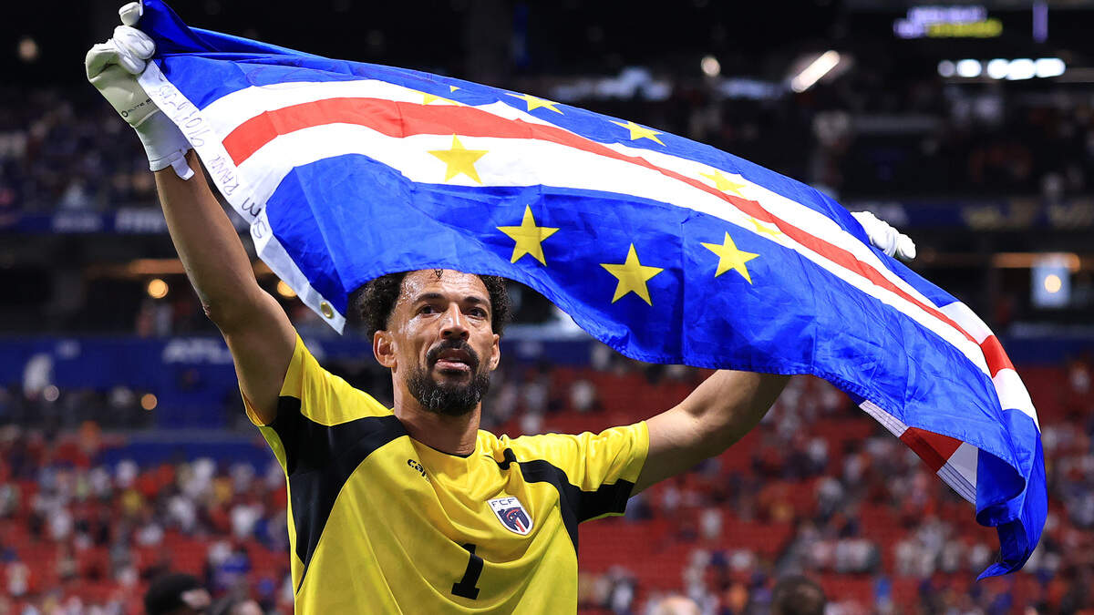 ATLANTA, GEORGIA - JUNE 15: Vozinha #1 of Cabo Verde applaud fans after the 0-0 draw during the FIFA World Cup 2026 Group H match  between Spain and Cabo Verde at Atlanta Stadium on June 15, 2026 in Atlanta, Georgia. (Photo by Buda Mendes/Getty Images)