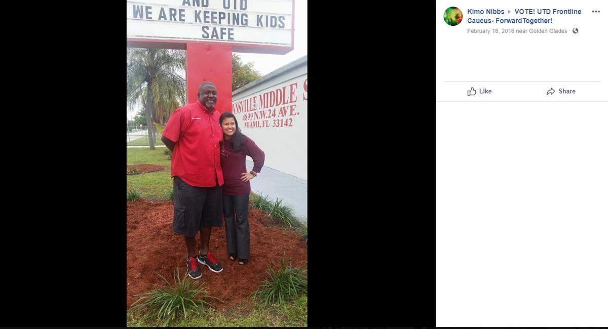 El ex maestro de educación física de la escuela intermedia Brownsville, Wendell Nibbs, posa con la presidenta de United Teachers of Dade, Karla Hernández Mats, frente a la marquesina de Brownsville, en una foto que Nibbs publicó en la página de Facebook de UTD Frontline caucus. Nibbs publicó la foto mientras era investigado por haber manoseado a una compañera.