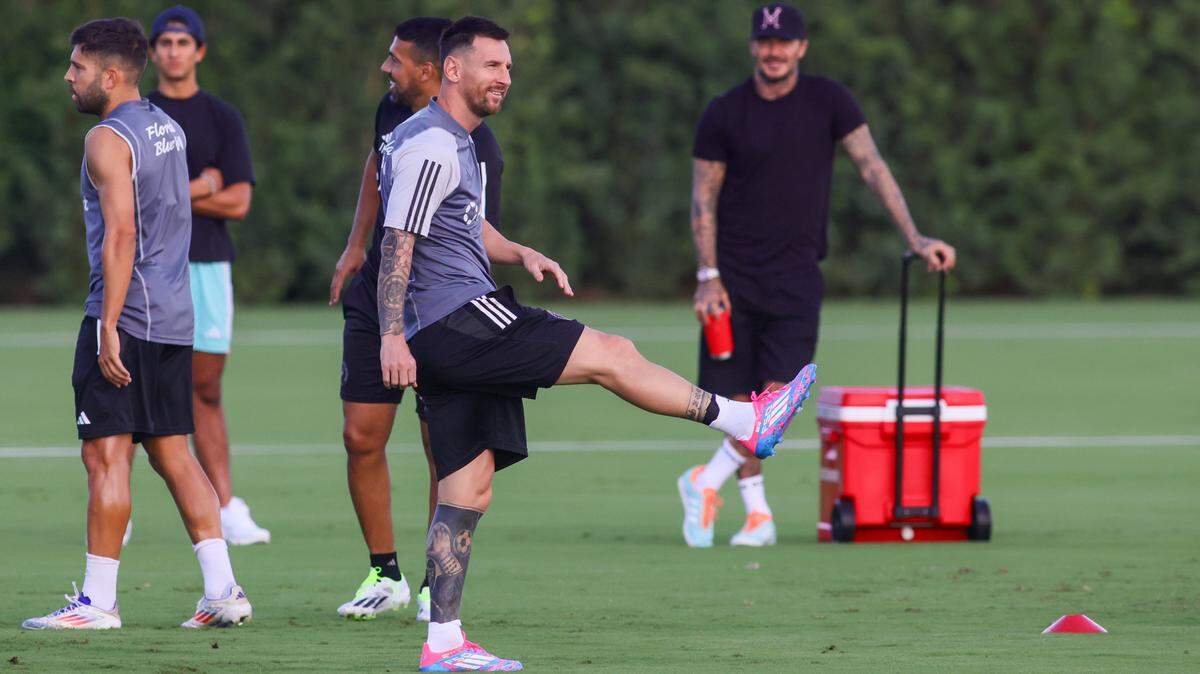 El delantero del Inter Miami CF Lionel Messi (10) se ejercita durante una práctica en el Florida Blue Training Center, el 30 de agosto de 2024; en Fort Lauderdale, Florida. Crédito obligatorio: Sam Navarro-USA TODAY Sports