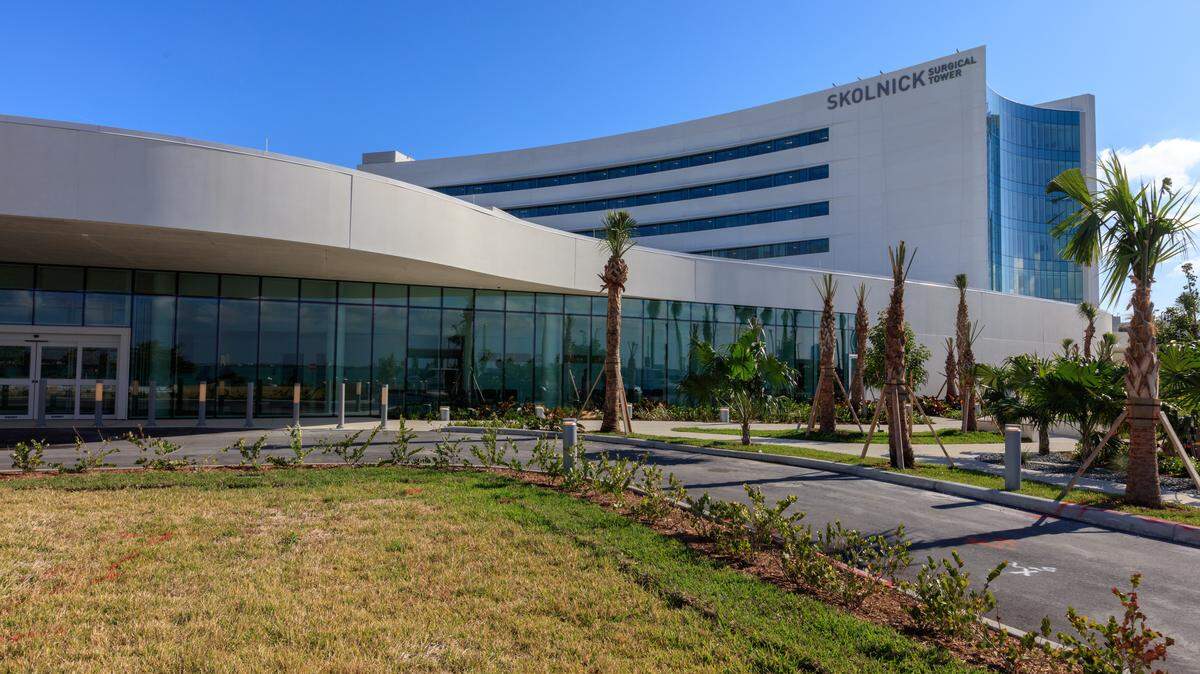 Mount Sinai Medical Center opens a new surgical tower and emergency room Saturday on the hospital’s Miami Beach campus on Alton Road. The addition cost an estimated $275 million and positions Mount Sinai to provide high-end medical care and compete for patients.