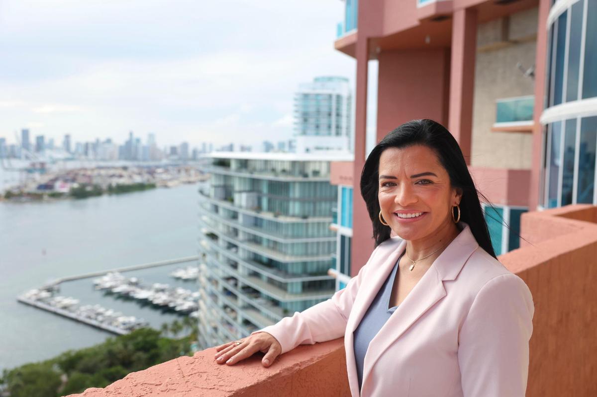 La directora general de Portofino Tower, Damaris Cabrera, en la foto de arriba, se ha visto obligada a aumentar drásticamente los salarios para contratar y retener a los trabajadores del edificio de apartamentos de lujo.