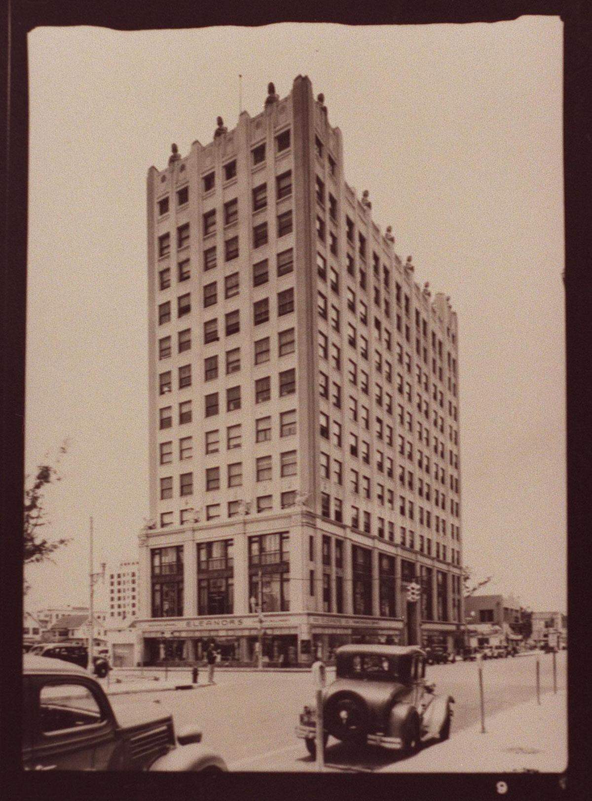 Esta foto es una copia de una foto del Huntington Building en el downtown de Miami tomada el 12 de junio de 1936.