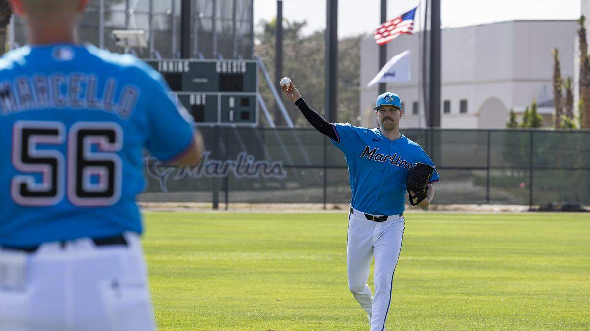 Miami Marlins pitcher Janson Junk (26) throws the ball during the team’s first full-squad spring training workout at Roger Dean Stadium on Monday, Feb. 16, 2026, in Jupiter, Fla.