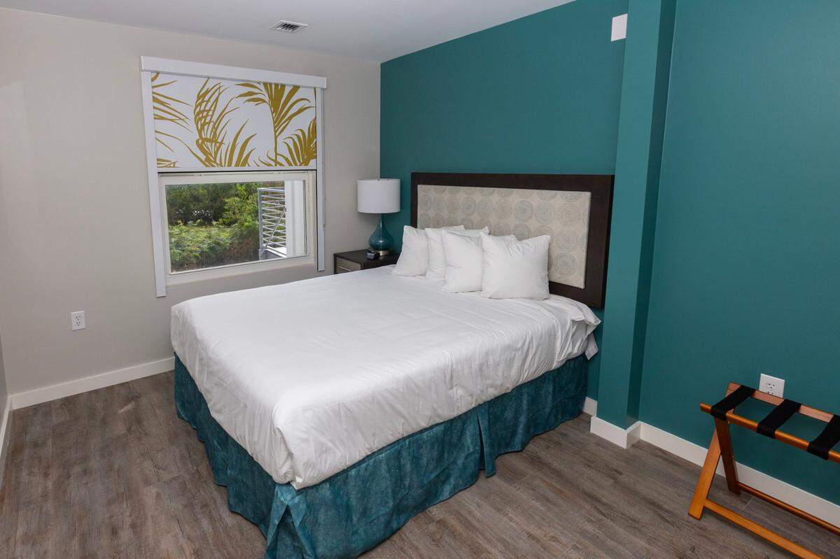 El dormitorio adentro de una habitación en Flamingo Lodge, dentro del Parque Nacional Everglades, en Homestead, la Florida, el viernes 20 de octubre de 2023.