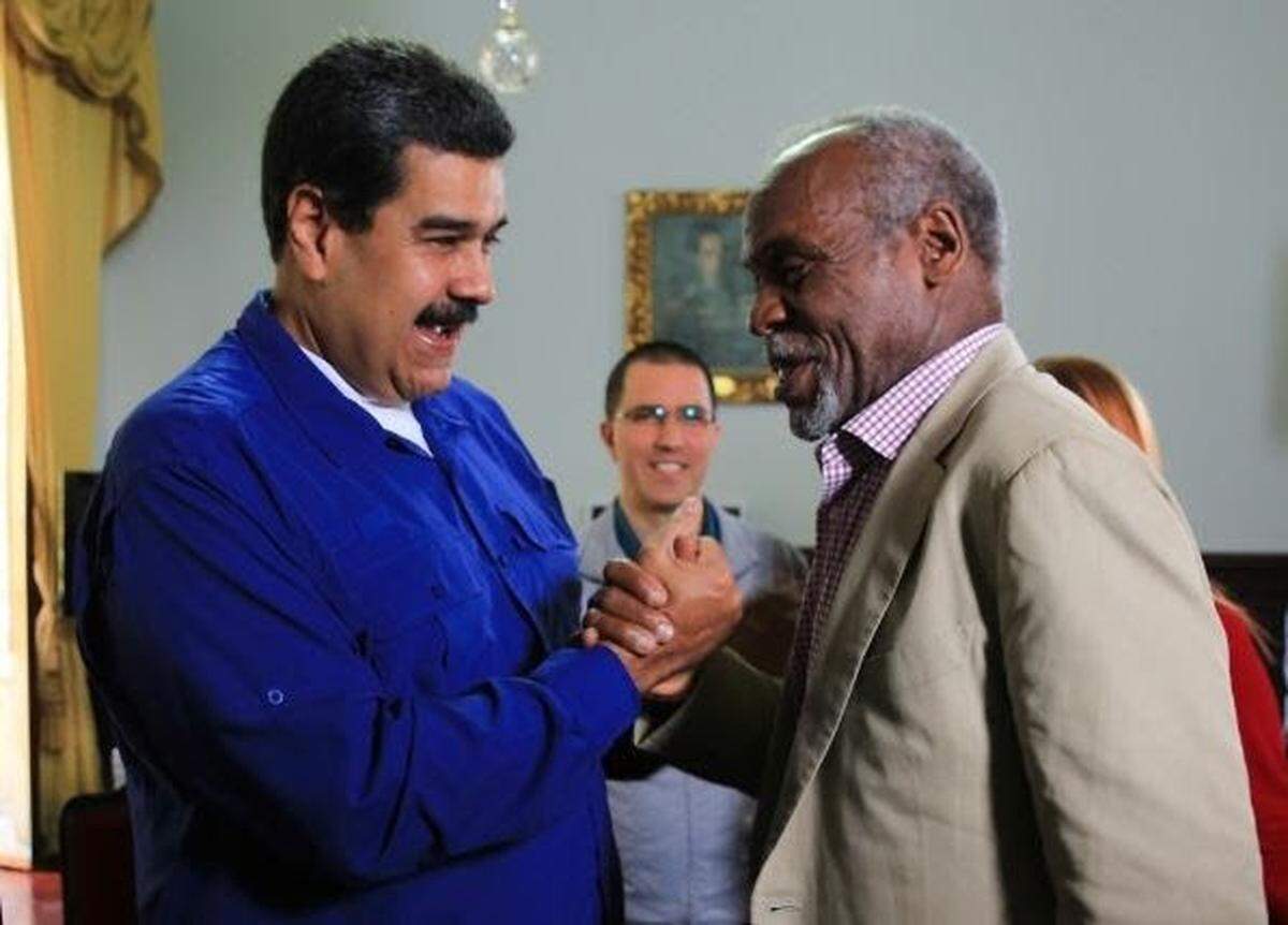 El actor Danny Glover saluda al gobernante venezolano Nicolás Maduro en una imagen del 25 de marzo del 2018.