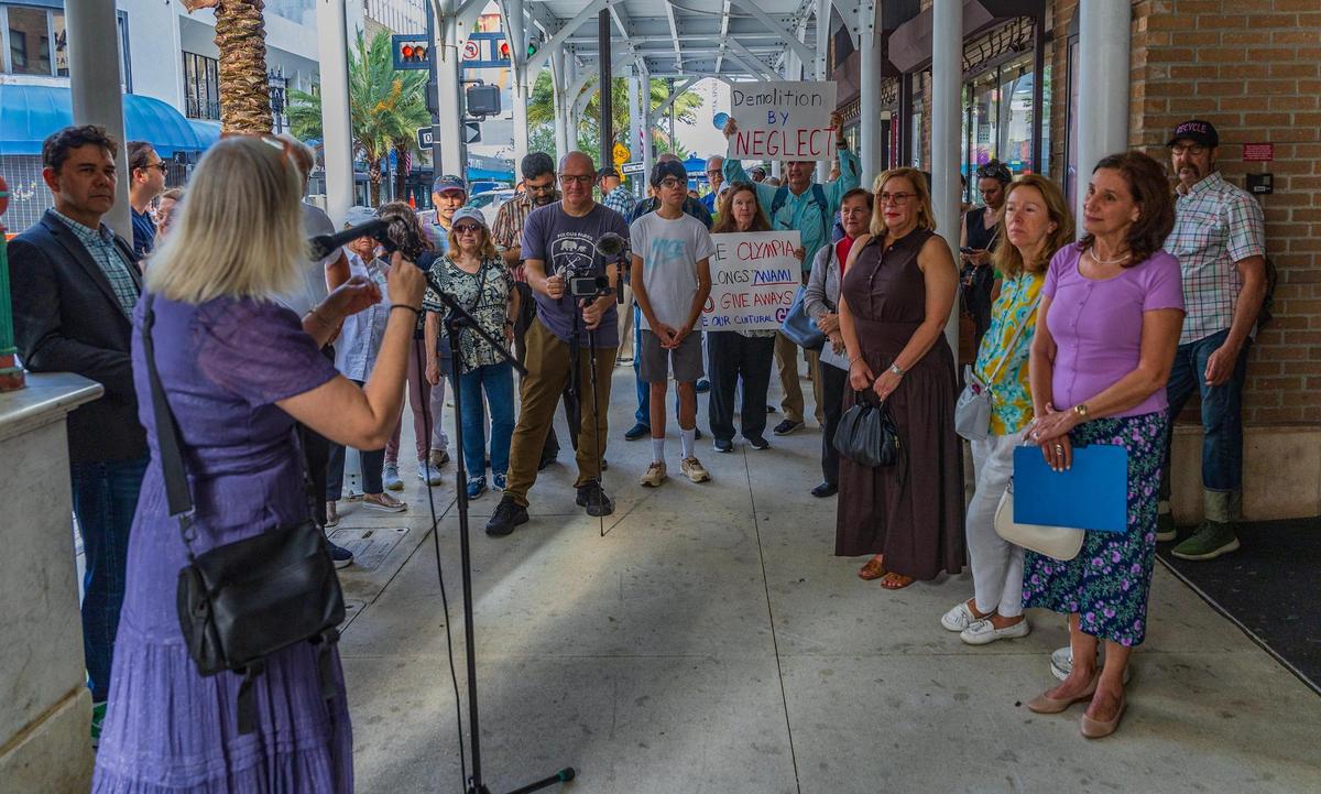 Activistas comunitarios realizaron una conferencia de prensa en la entrada del Teatro Olympia antes de ingresar a una reunión organizada por la ciudad de Miami el miércoles 16 de julio de 2025.