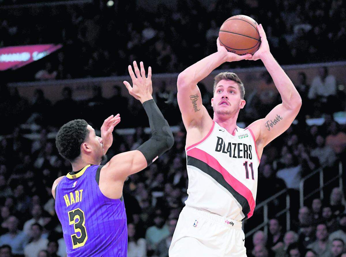 Meyers Leonard #11 of the Portland Trail Blazers shoots over Josh Hart #3 of the Los Angeles Lakers at Staples Center on November 14, 2018 in Los Angeles.