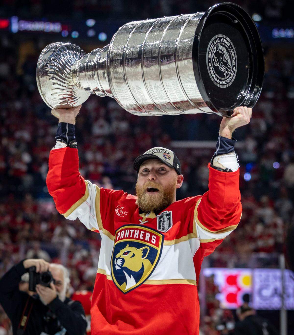 Florida Panthers center Sam Bennett (9) lifts the Stanley Cup after the Panthers defeated the Edmonton Oilers in Game 6 