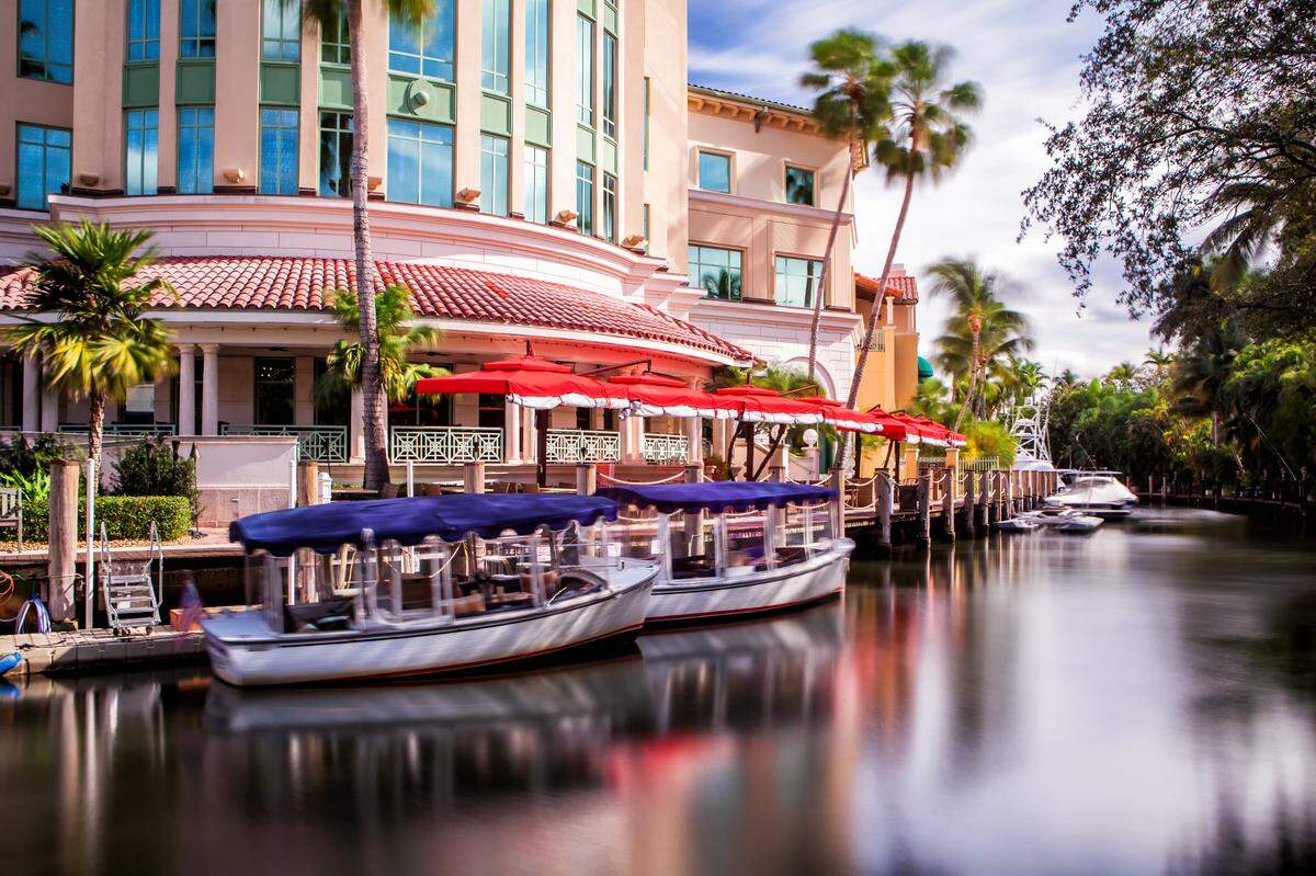 A sunset cruise with Casa Sensei is the ideal way to spend an evening.