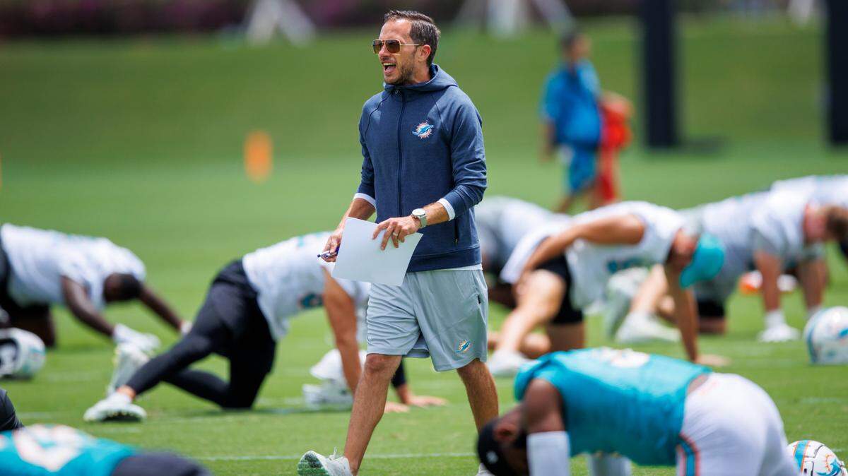 El entrenador de los Miami Dolphins, Mike McDaniel, supervisa una práctica en el centro de entrenamiento del equipo en Miami Gardens, el 24 de mayo de 2022.