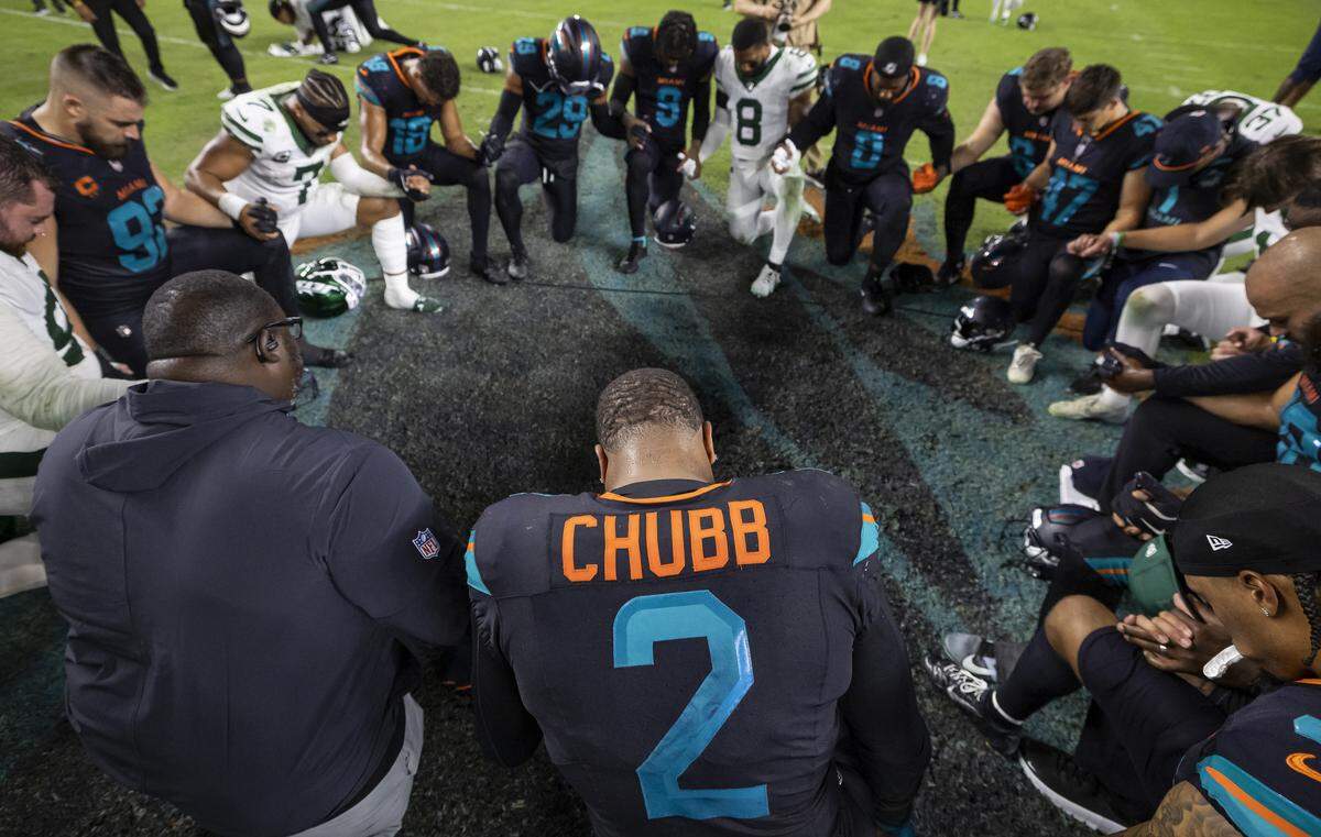 Miami Dolphins outside linebacker Bradley Chubb (2) joins in a team prayer circle after their NFL game against the New York Jets at Hard Rock Stadium on Monday, Sept. 29, 2025, in Miami Gardens, Fla.