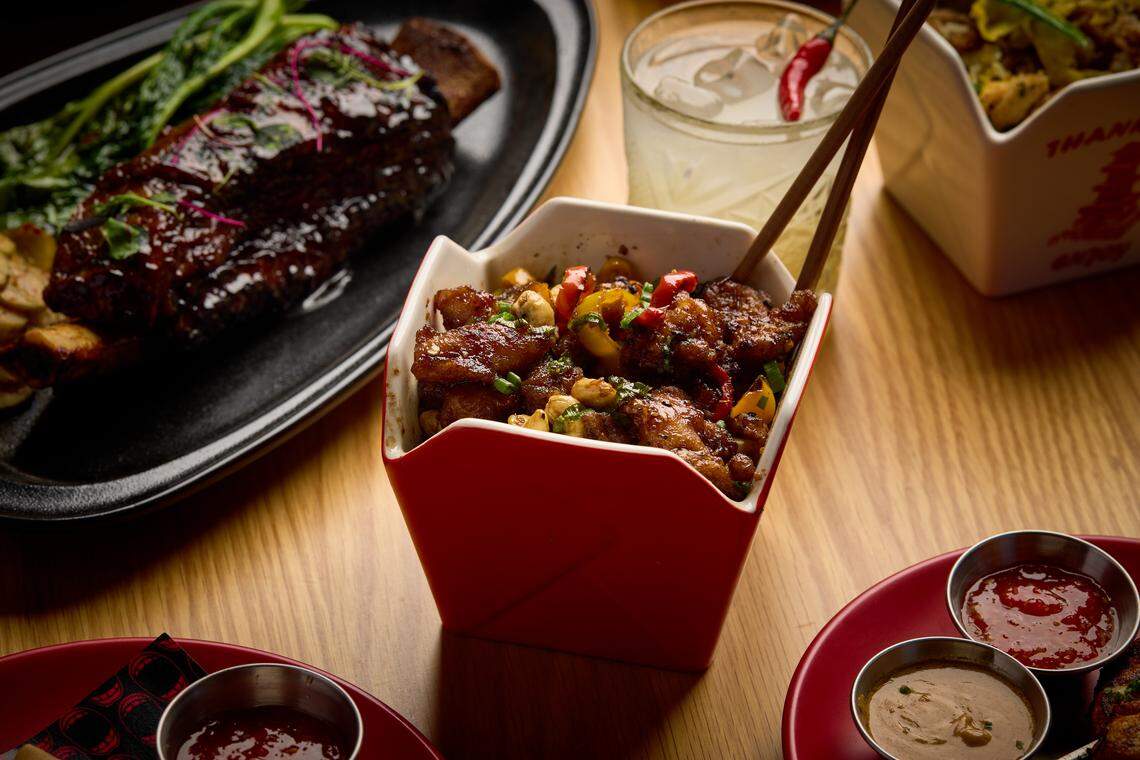 Los platos en Cho están influenciados por sabores tailandeses, chinos, vietnamitas, coreanos y japoneses.