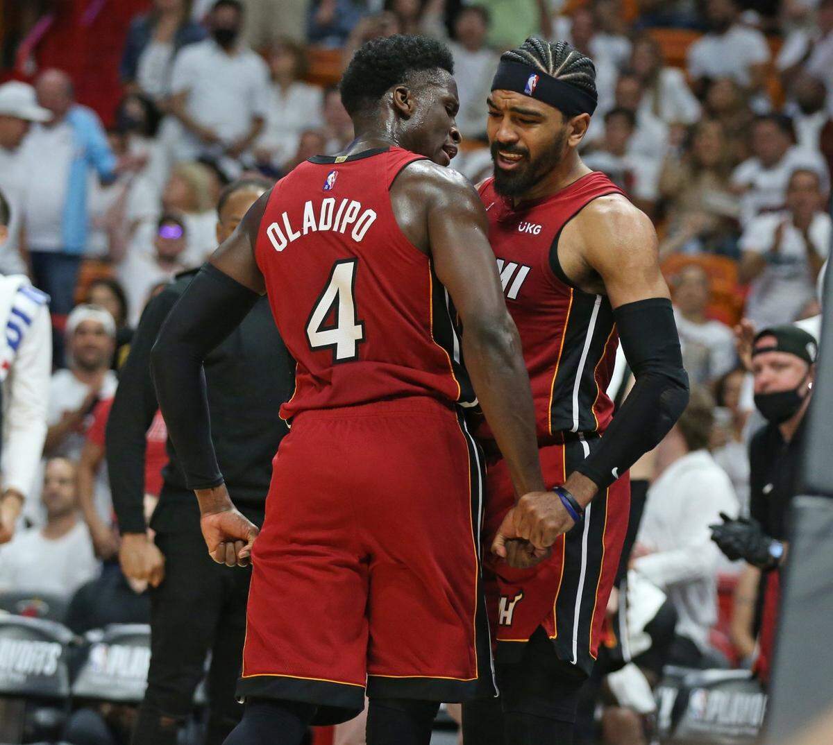 Los escoltas del Heat,Victor Oladipo (4) y Gabe Vincent celebran durante el Juego 5 contra los Hawks de Atlanta, en el FTX Arena en Miami, Florida, el martes 26 de abril de 2022.