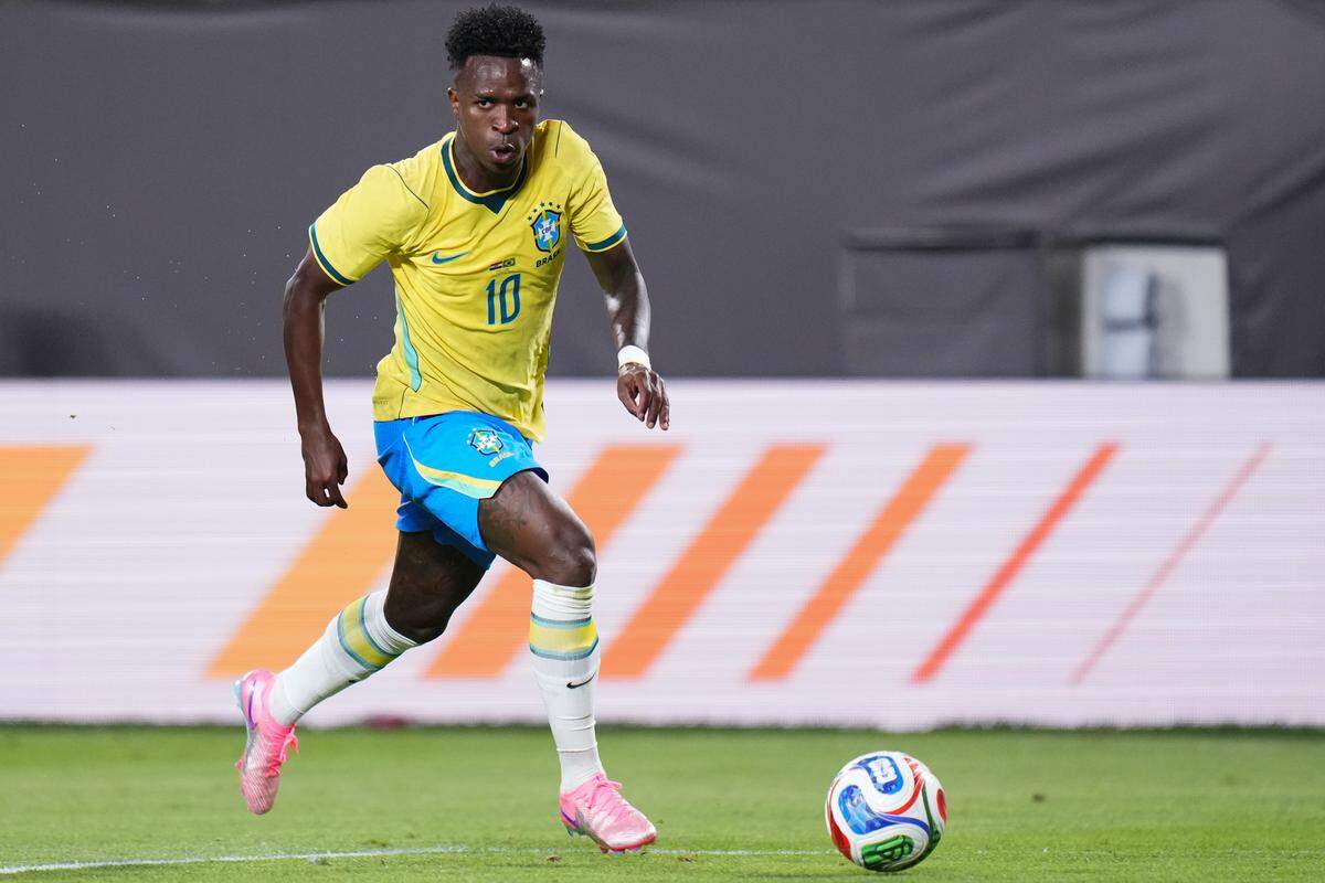 ORLANDO, FLORIDA - MARCH 31: Vinicius Junior of Brazil controls the ball during the international friendly match between Brazil and Croatia at Camping World Stadium on March 31, 2026 in Orlando, Florida. (Photo by Rich Storry/Getty Images)