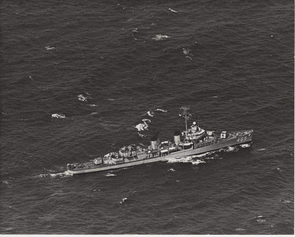10/25/1962: Destructor permanece en silencio frente a los Cayos. (El DD 465 era el USS Saufley.) El reportero del Herald Gene Miller, a bordo de un pequeño hidroavión con el fotógrafo, escribió que creía que el cañón de la torreta delantera les estaba apuntando.