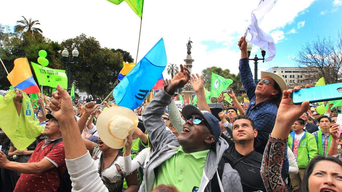 Simpatizantes del Lenin Moreno ganador de las elecciones del Ecuador le dan vivas de victoria en la Plaza de la Independencia en el Quito Colonial, story for News reporter none, lunes 3 de Abril del 2017.