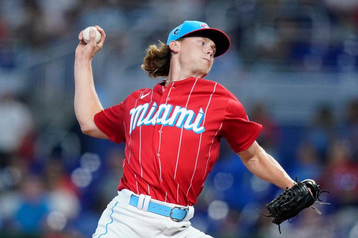 El lanzador inicial de los Marlins de Miami, Max Meyer, lanza durante la primera entrada de un partido de béisbol contra los Phillies de Filadelfia, el sábado 16 de julio de 2022, en Miami.