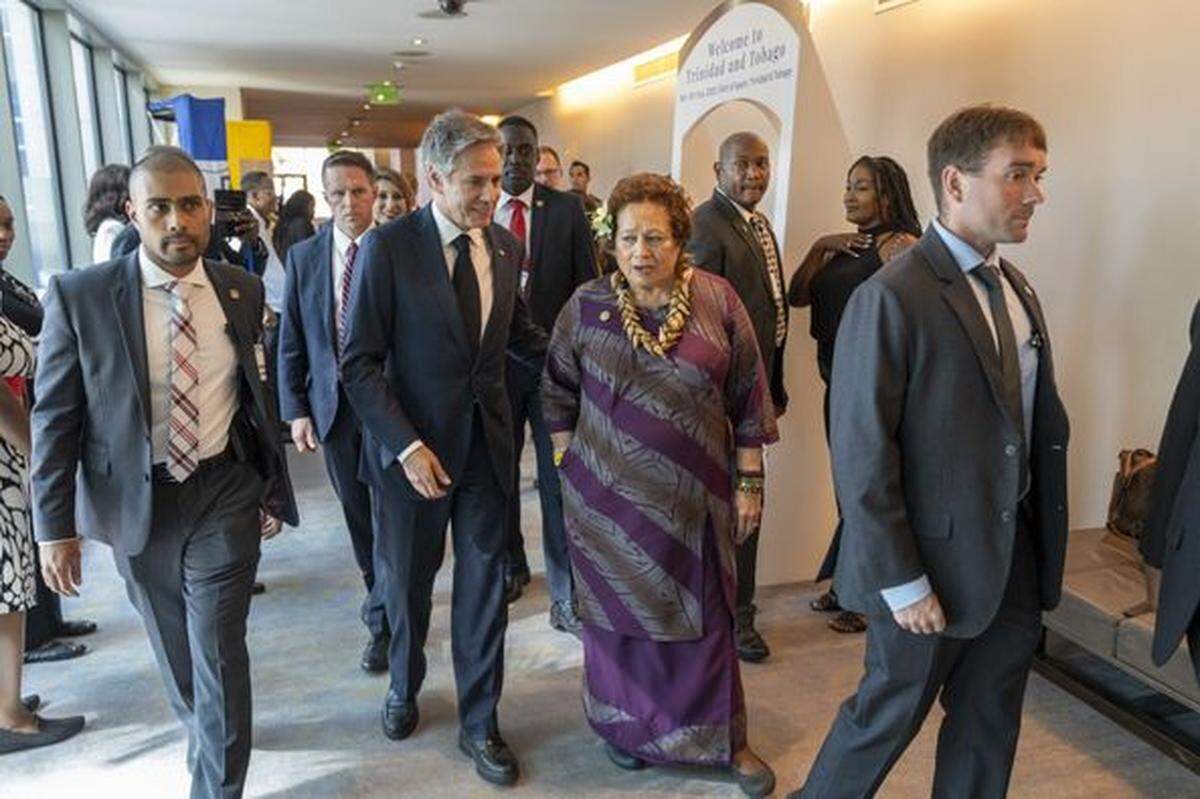 El secretario de Estado estadounidense, Antony Blinken, voló a Puerto España, Trinidad, el miércoles 5 de julio de 2023 para asistir a la reunión anual de julio de la Comunidad del Caribe, CARICOM. Durante la reunión, reiteró el apoyo estadounidense a una fuerza multinacional que se desplegará en Haití, miembro del bloque regional.