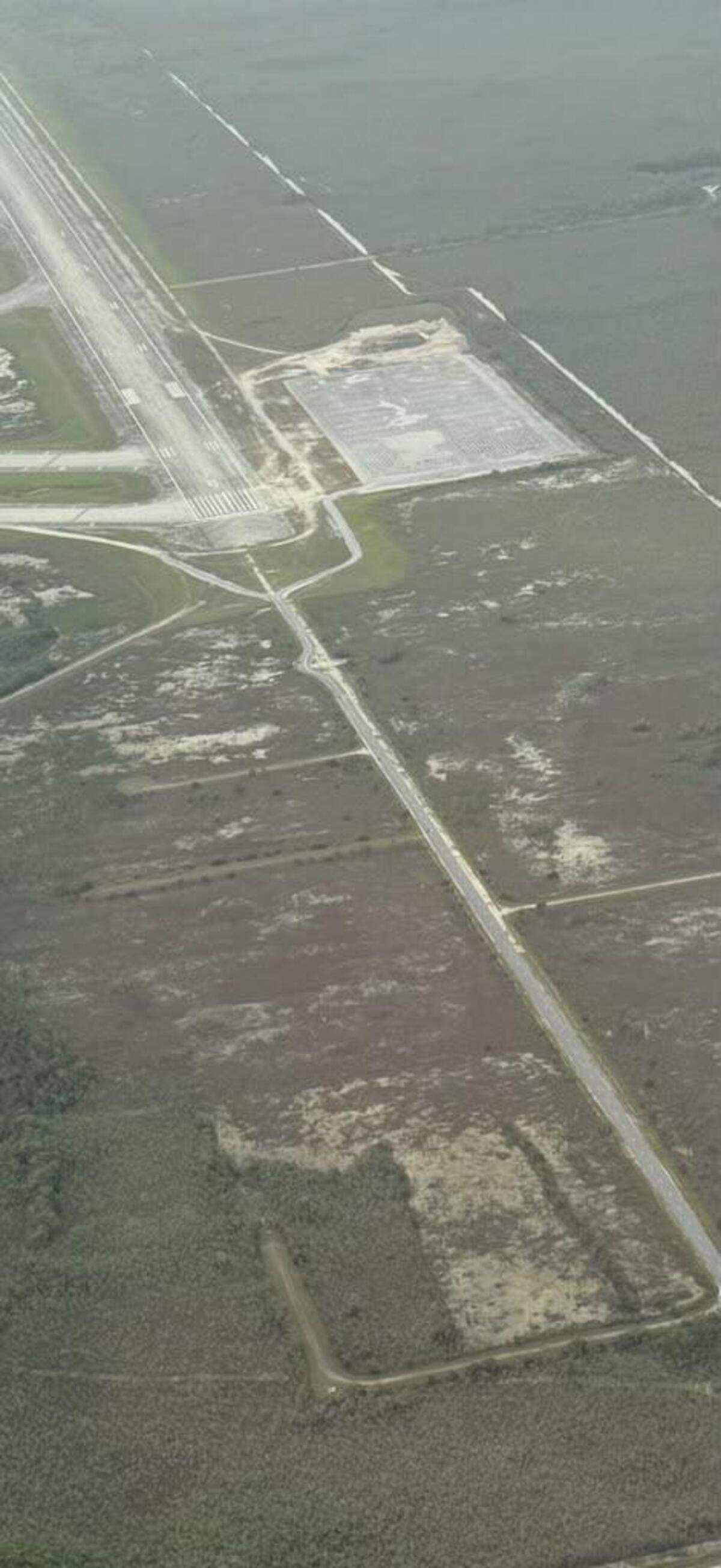 Vista aérea de estructuras, incluidas carpas gigantes, construidas en el recién inaugurado centro de detención de migrantes, “Alligator Alcatraz,” ubicado en el sitio del Dade-Collier Training and Transition Airport en Ochopee, Florida, el viernes 04 de julio de 2025.