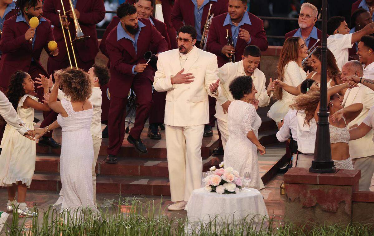 El cantante puertorriqueño Bad Bunny actúa durante el espectáculo de medio tiempo del Super Bowl LX entre los Patriots y los Seahawks, patrocinado por Apple Music, en el Levi’s Stadium en Santa Clara, California, el 8 de febrero de 2026.