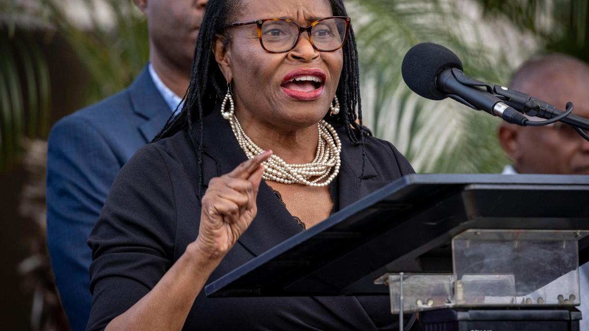 Marleine Bastien, comisionada del Distrito 2 del condado de Miami-Dade, en una conferencia de prensa en North Miami de funcionarios electos haitiano-estadounidenses para hablar sobre la crisis de gobernanza en Haití.
