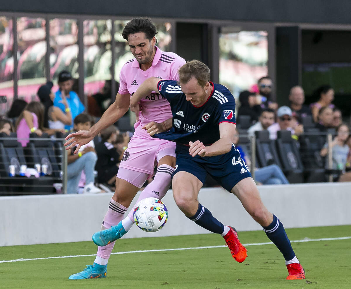 El delantero del Inter Miami Leonardo Campana (izq.) disputa el balón con Henry Kessler, del New England Revolution, en el partido celebrado el 9 de abril de 2022 en Fort Lauderdale.