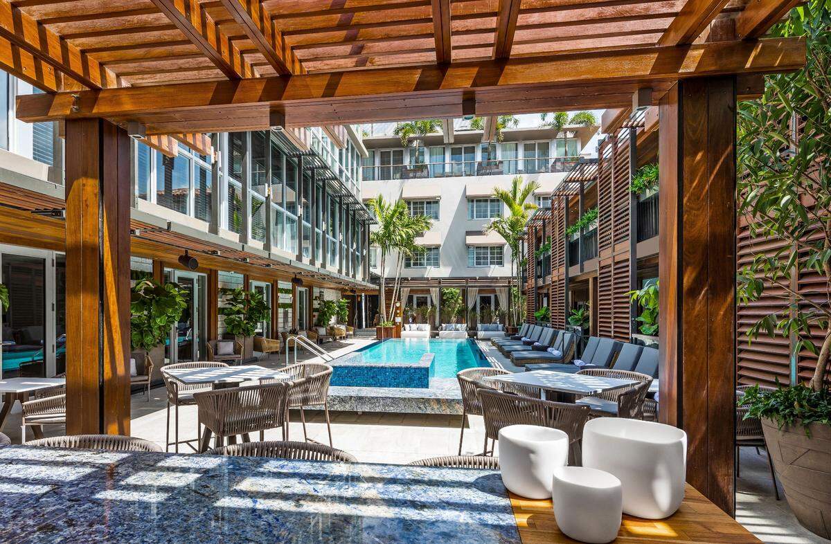 CEO of Lennox Hotels Diego Agnelli tore down the one building that did not have a street-side facade, and therefore did not have to be preserved, and replaced it with a five-story tower with outdoor hallways. The new building and the three smaller ones now frame the interior pool and poolside bar.