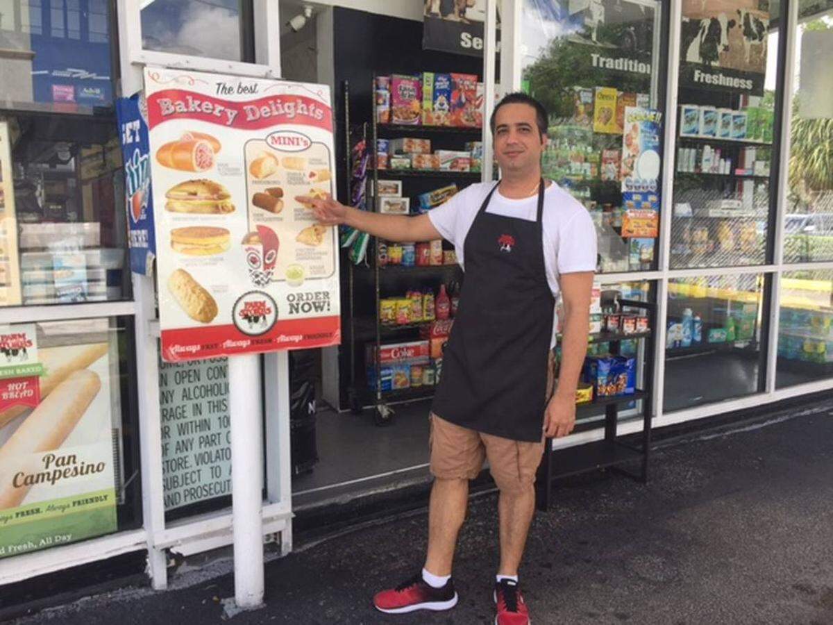 Leonardo Saínz, employee of the Farm Stores store in Miami Springs, shows the selection of tequeños, cachitos, empanadas, arepas and croquettes that are increasingly requested by the customers of the ‘Vaquita’.