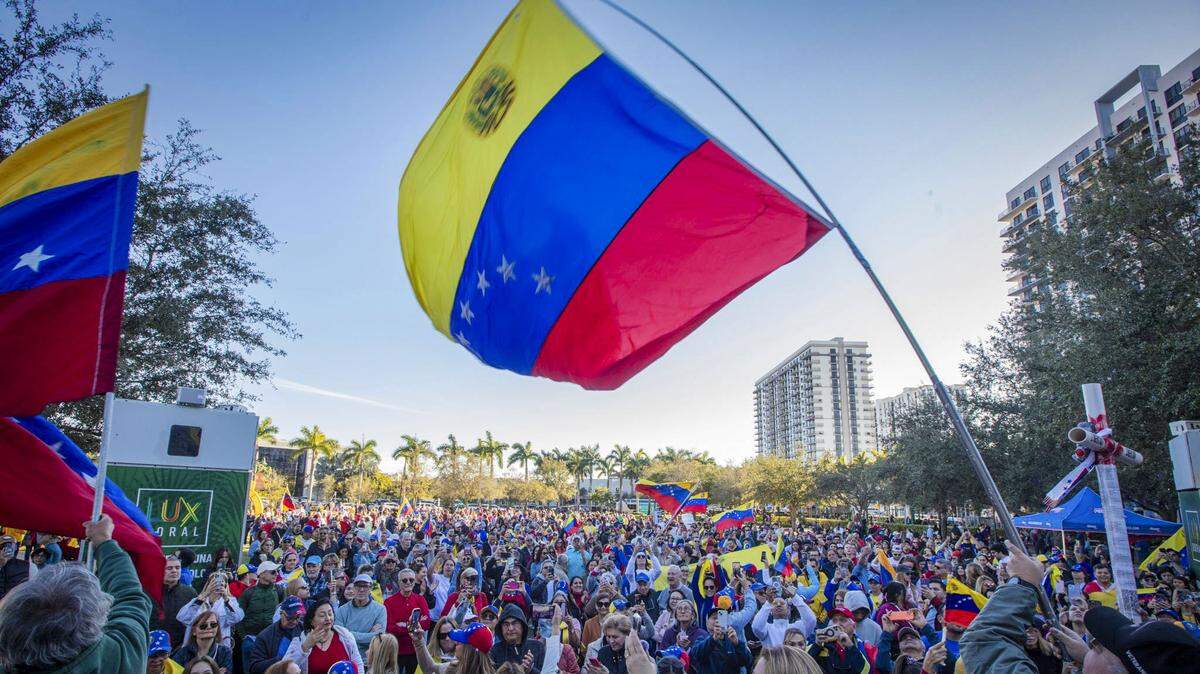 Members of the Venezuelan community in Miami gathered across from Doral City Hall in support of opposition leaders Edmundo Gonzalez and Maria Corina Machado, on Jan. 9, 2025.