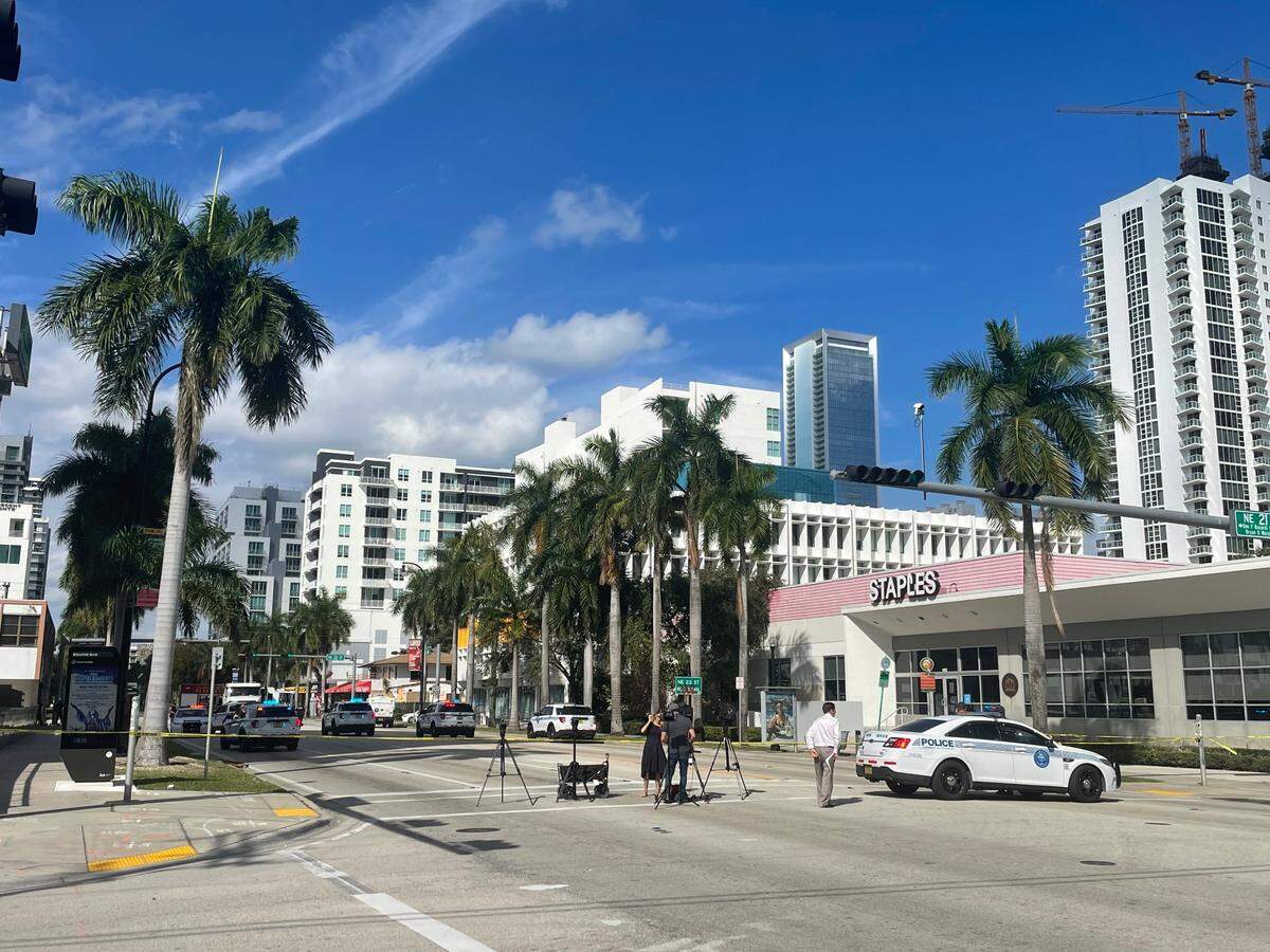 Una mujer que empujaba a un bebé en una carriola por Biscayne Boulevard murió tras quedar atrapada bajo un camión de volteo, informó la policía.