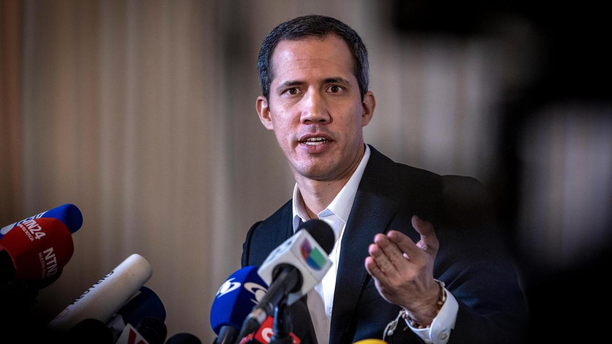 Coral Gables Florida - 27 de abril de 2023 - El líder venezolano Juan Guaidó habla con los periodistas durante una conferencia de prensa celebrada en La Jolla Ballroom, 301 Alcázar Ave. Coral Gables.