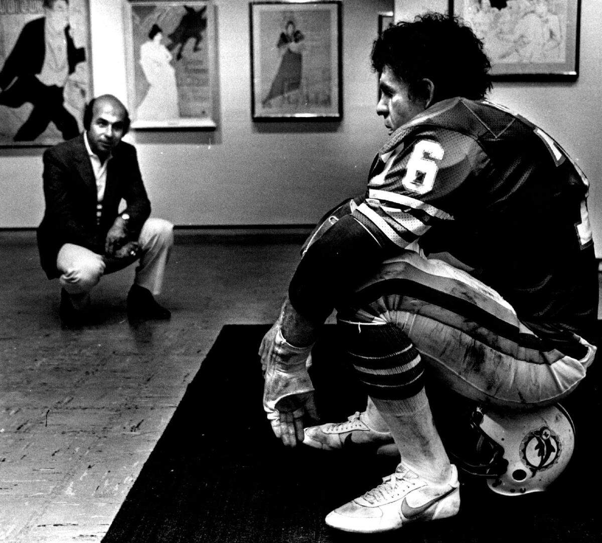 Former Miami Dolphin kicker Garo Yepremian admires a Duane Hanson football player piece in 1981