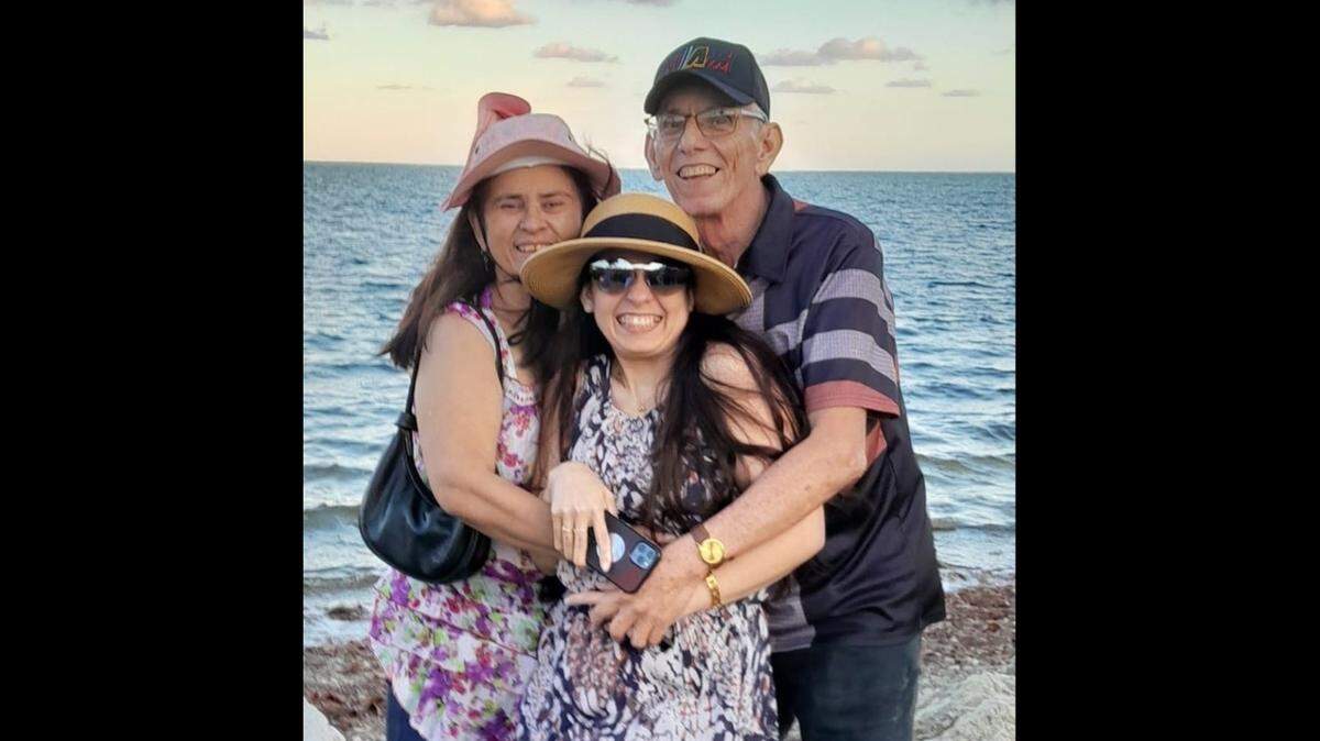 El inmigrante venezolano Orlando Valecillos, de 71 años, y su esposa Fanny Josefina Castellanos, de 59, a la izquierda, en la foto con su hija, Girardi Mardieg Valecillos, llegaron a Estados Unidos en agosto bajo el programa de libertad condicional humanitaria CHNV y ahora residen en Homestead, Florida. La Corte Suprema dictaminó el viernes que la administración Trump puede cancelar el programa inmediatamente mientras se resuelve un recurso legal en los tribunales. Foto cortesía de la familia Valecillos.