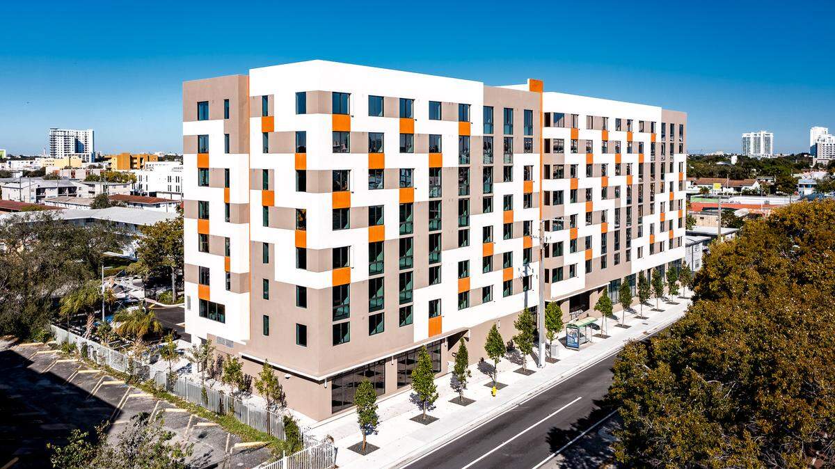 Brisas del Sol, ubicado en el 154 SW 17th Ave., ofrece 110 apartamentos para personas mayores de 62 años que ganan entre el 30% y el 80% del ingreso medio de Miami-Dade, de alrededor de $87,000 al año.