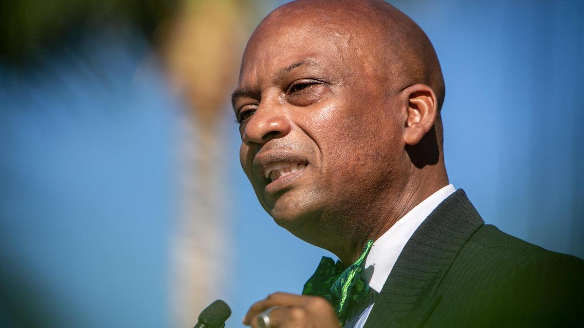 Oliver G. Gilbert III se dirige a los asistentes tras jurar como vicepresidente de la Comisión del Miami-Dade en una ceremonia en el Hard Rock Stadium de Miami Gardens, el 6 de enero de 2021.