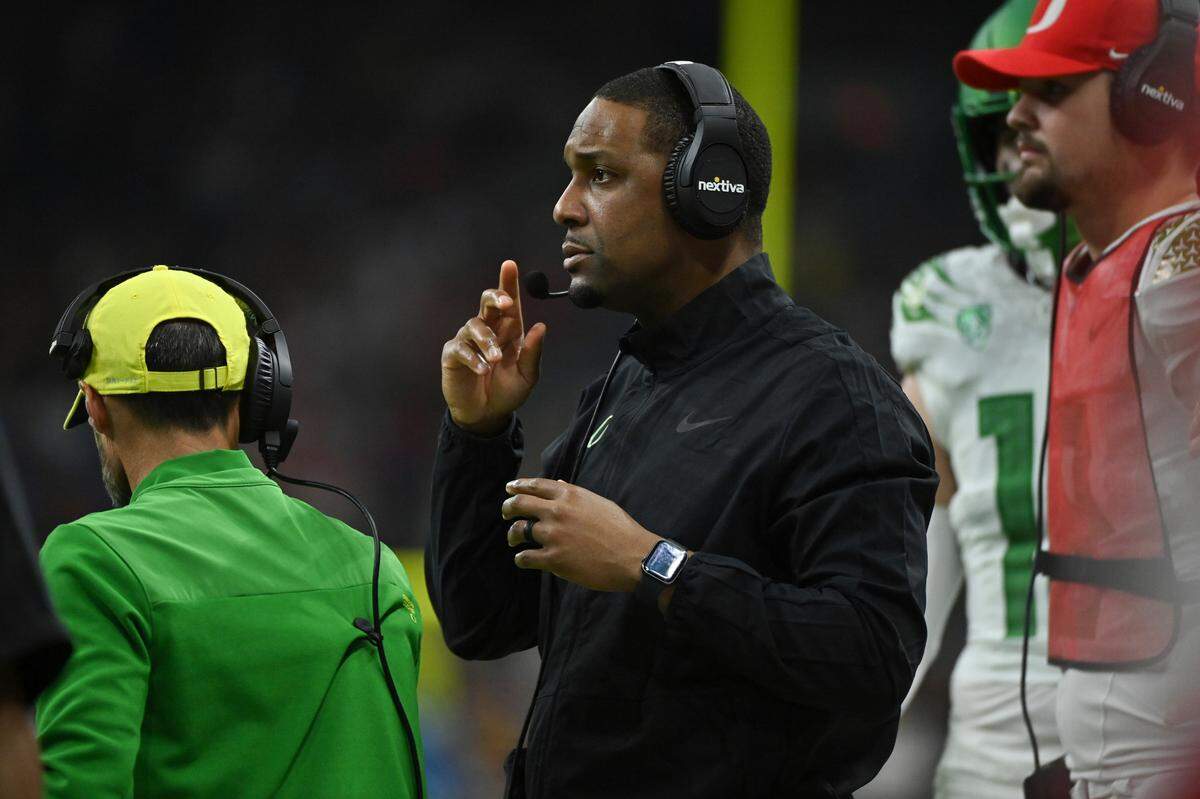 December 29, 2021: Oregon Ducks Head Coach Byran McClendon watching his team perform during the Valero Alamo Bowl game between the University of Oklahoma Sooners and the University of Oregon Ducks at Alamodome Stadium in San Antonio, TX. Oklahoma Sooners wins the Valero Alamo Bowl against Oregon Ducks, 47-32. Patrick Green/CSM(Credit Image: &copy; Patrick Green/CSM via ZUMA Wire) (Cal Sport Media via AP Images)