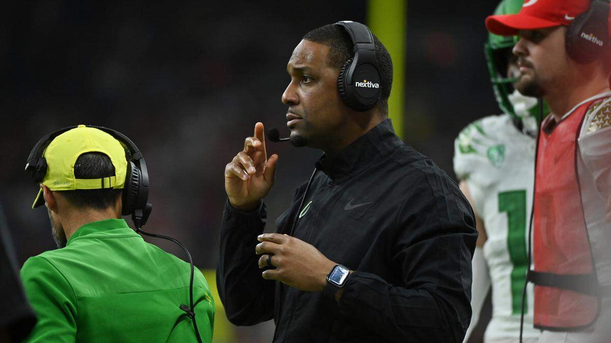 December 29, 2021: Oregon Ducks Head Coach Byran McClendon watching his team perform during the Valero Alamo Bowl game between the University of Oklahoma Sooners and the University of Oregon Ducks at Alamodome Stadium in San Antonio, TX. Oklahoma Sooners wins the Valero Alamo Bowl against Oregon Ducks, 47-32. Patrick Green/CSM(Credit Image: &copy; Patrick Green/CSM via ZUMA Wire) (Cal Sport Media via AP Images)
