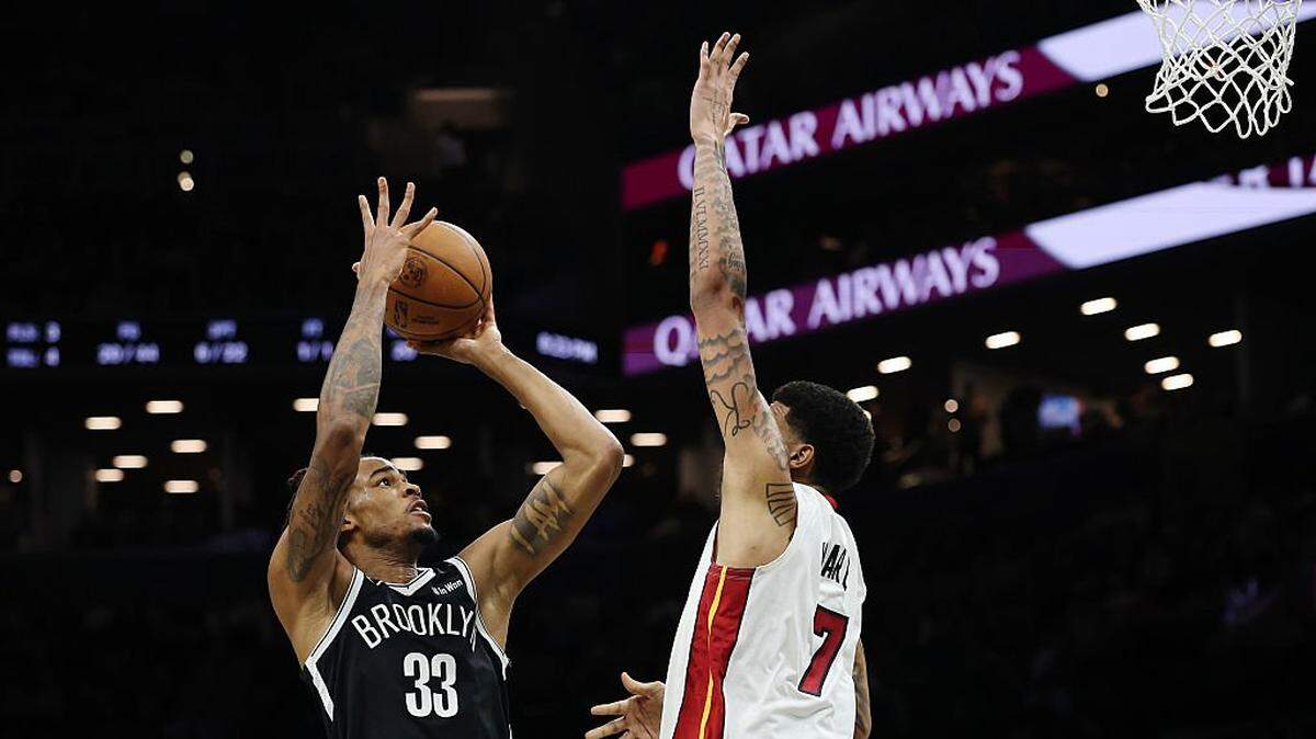 NEW YORK, NEW YORK - DECEMBER 18: Nic Claxton #33 of the Brooklyn Nets goes to the basket as Kel'El Ware #7 of the Miami Heat defends during the first half at Barclays Center on December 18, 2025 in the Brooklyn borough of New York City. NOTE TO USER: User expressly acknowledges and agrees that, by downloading and or using this photograph, User is consenting to the terms and conditions of the Getty Images License Agreement. (Photo by Sarah Stier/Getty Images)