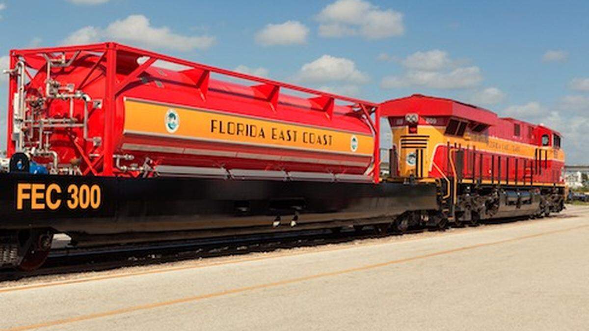 A Florida East Coast locomotive with an LNG tender car