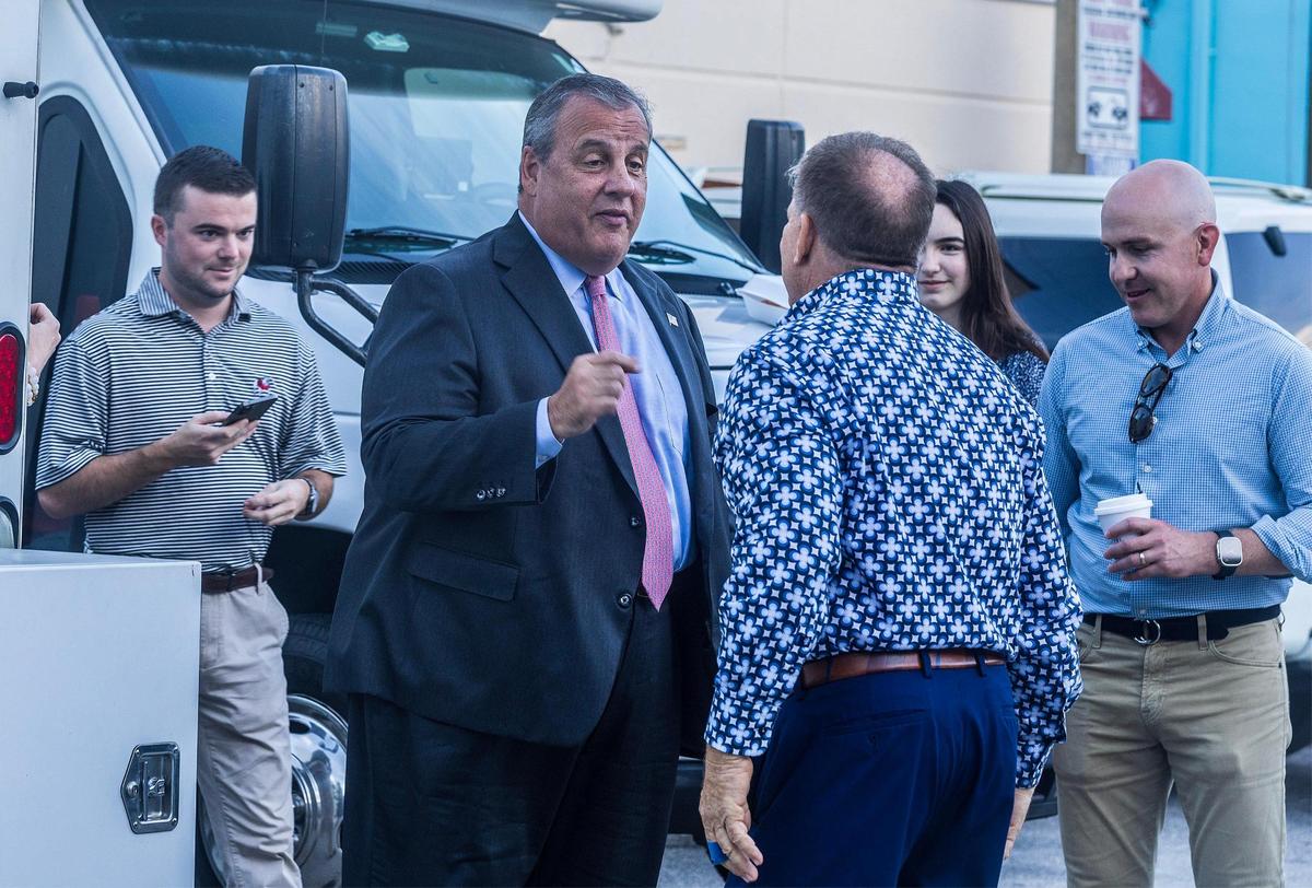 El candidato presidencial republicano Chris Christie conversa con Grant Miller a su llegada al restaurante Casa Cuba en el sur de Miami para una reunión, el viernes 18 de agosto de 2023.