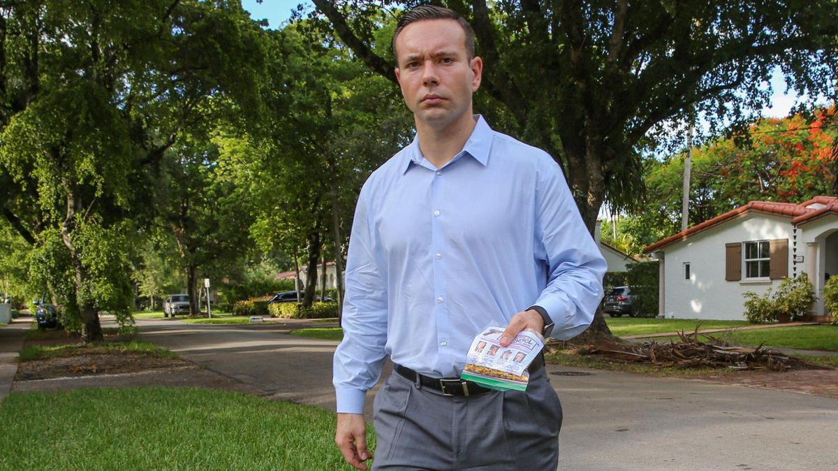 Michael C. Sheperd, vecino de Coral Gables muestra la propaganda antisemita que encontró en su jardín. Los volantes se distribuyeron en el extremo norte de Coral Gables el 28 de junio de 2022.