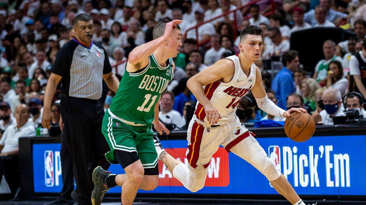 El escolta del Miami Heat, Tyler Herro (14), regatea al jugador de los Celtics, Payton Pritchard, durante la segunda mitad del Juego 1 de la Final de la Conferencia Este, celebrado el 17 de mayo de 2022 en el FTX Arena de Miami.