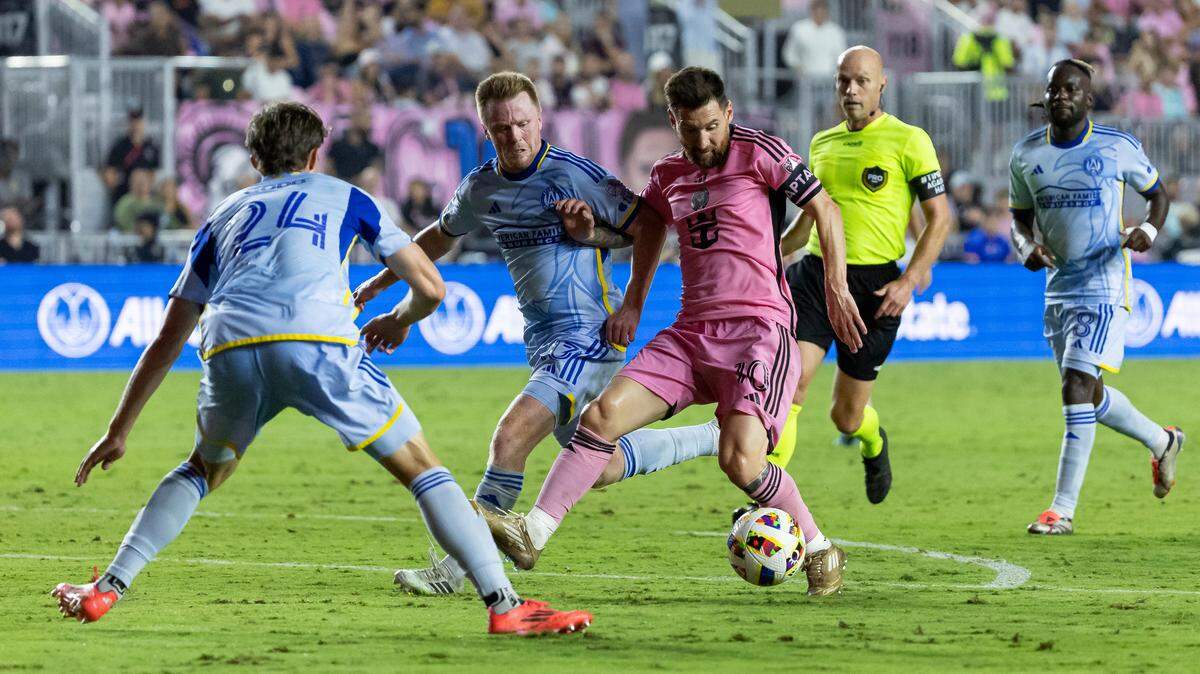 El delantero del Inter Miami Lionel Messi (10) y el mediocampista del Atlanta United Dax McCarty (13) compiten por el balón en la segunda mitad del primer partido de su serie de playoffs de la MLS, celebrado el 25 de octubre de 2024, en el Chase Stadium en Fort Lauderdale, Florida.